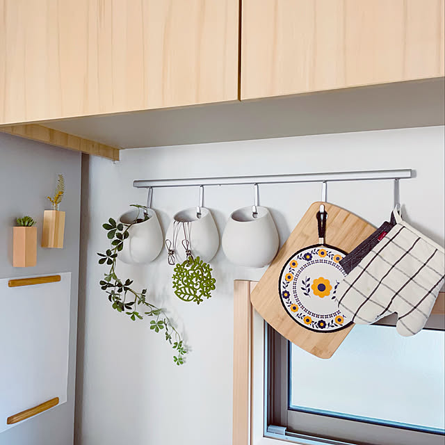 このダイソーのグッズが、たった300円でキッチンスペースを広げてくれますよ～│マイ定番スタイルROOMIE ルーミー