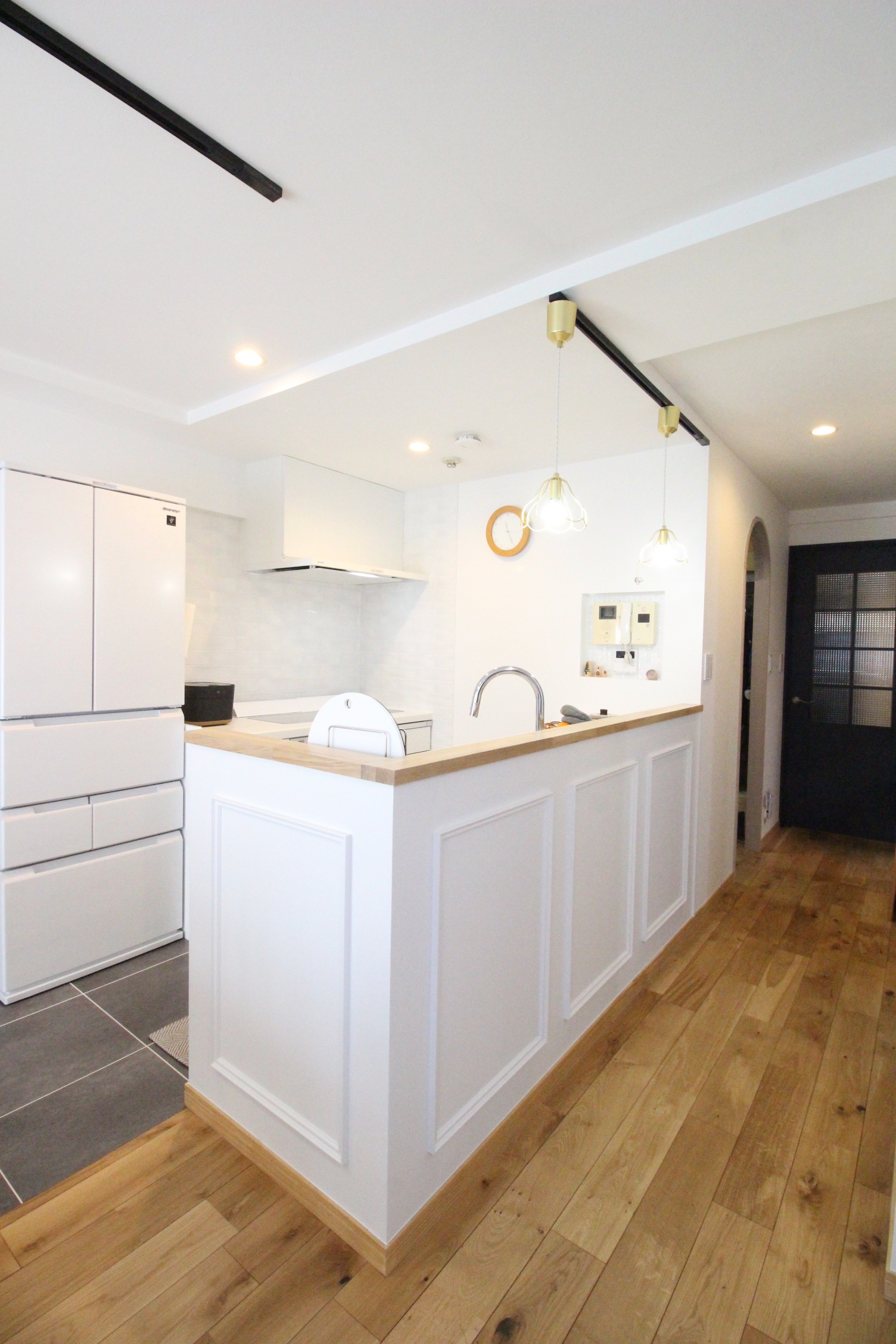 暮らしのインテリア 見た目と使い勝手を兼ね備えた、モールテックスの腰壁と長い背面カウンターのあるキッチン〜明るくお洒落な家づくり ____ie.amさんムクリ mukuri