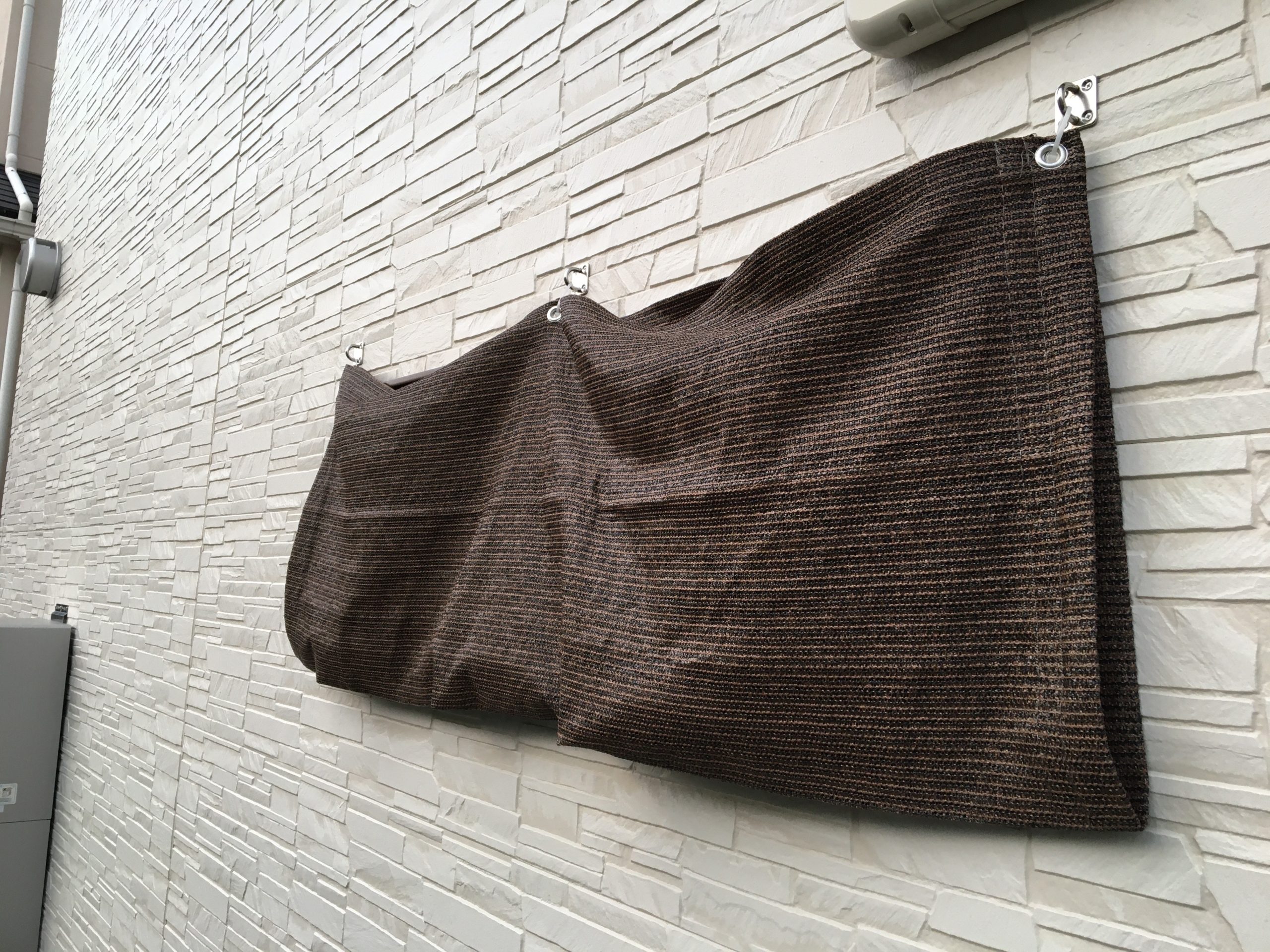 外壁にサンシェードを取り付けるアイデアを紹介！豊田市、岡崎市、名古屋市緑区で外構・エクステリア工事なら福田造園