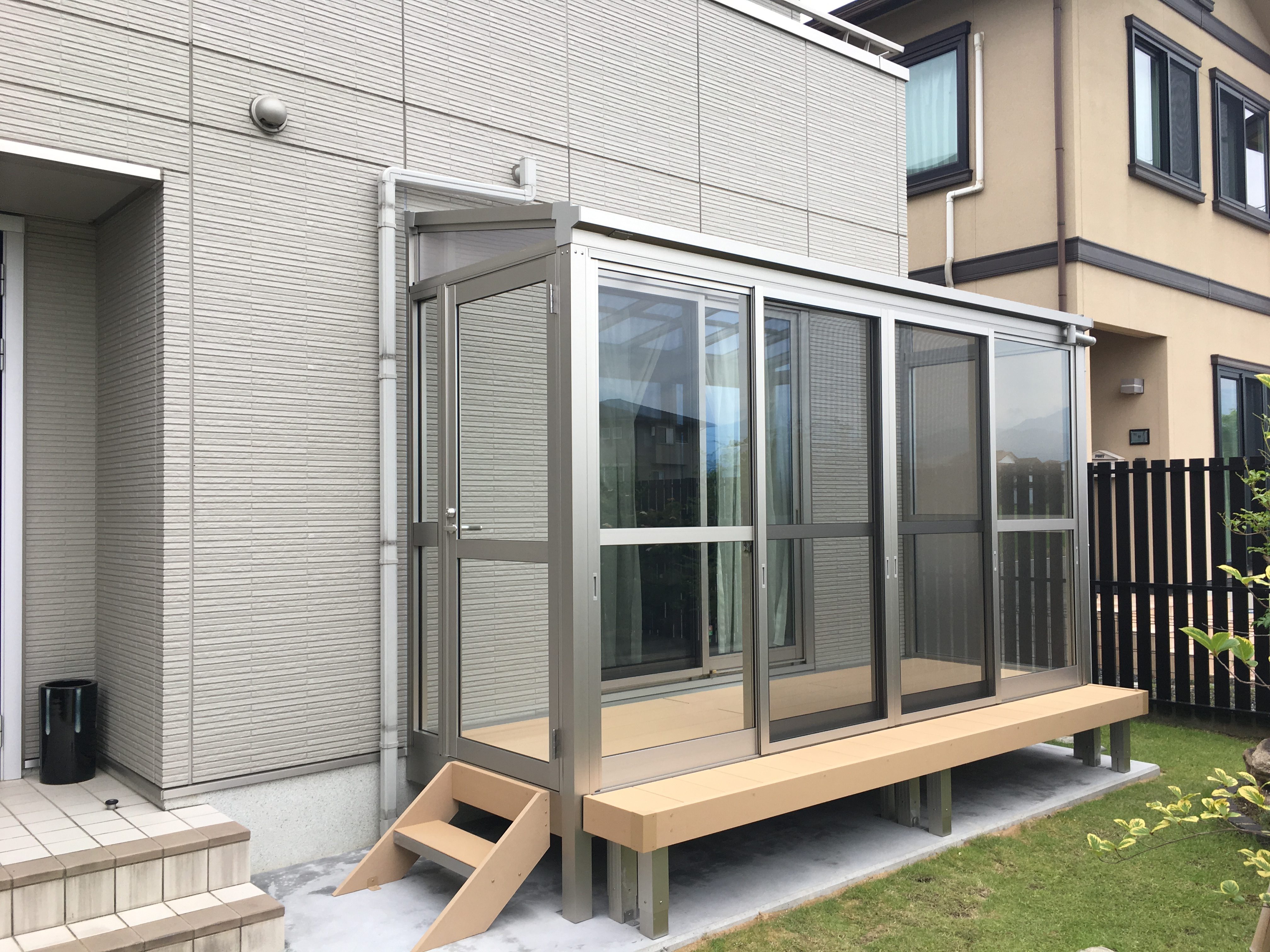 ウッドデッキとサンルームを組み合わせたお庭 D様福井県カーポート・エクステリア福井ミニハウス