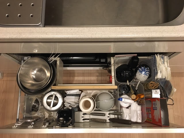 片づけのプロが絶賛！キッチンの深い引き出しにピッタリの収納グッズ２選
