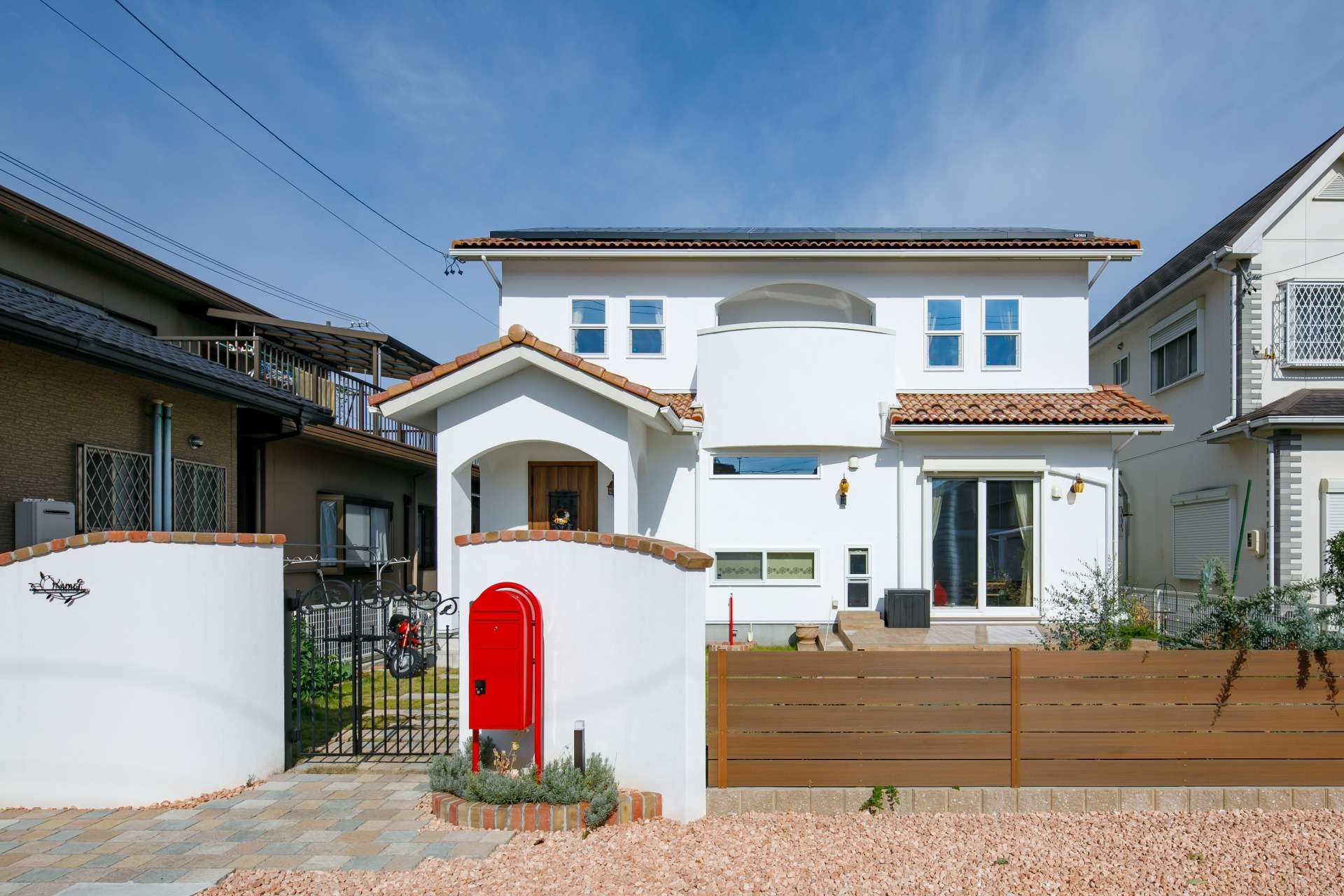 ヨーロッパ風のレンガ調外壁と美しい装飾が魅力のクラシカルなデザインの集合住宅の外観 -事例写真「5世帯メゾネット賃貸住宅」注文住宅のハウスネットギャラリ