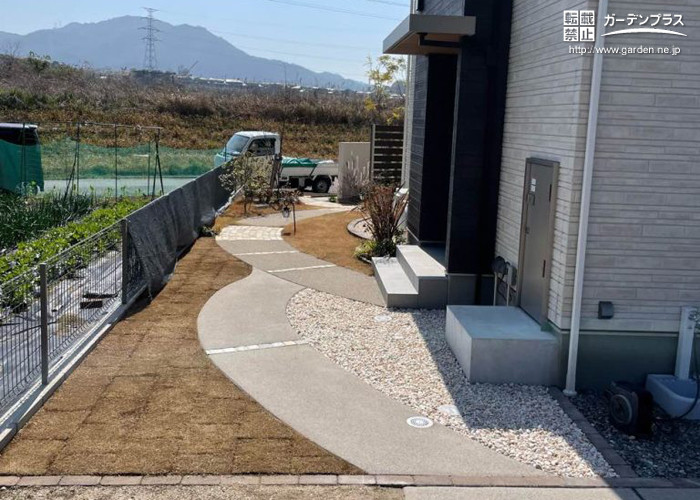 土間コンクリートの駐車場を広くしてかわいい目地庭に人工芝を敷いて手入れが簡単でおしゃれでかわいい庭に目隠しフェンスの取付工事一宮市外構 ・エクステリア・造園は庭づくり専門店 愛知県扶桑町 池之上造園へ