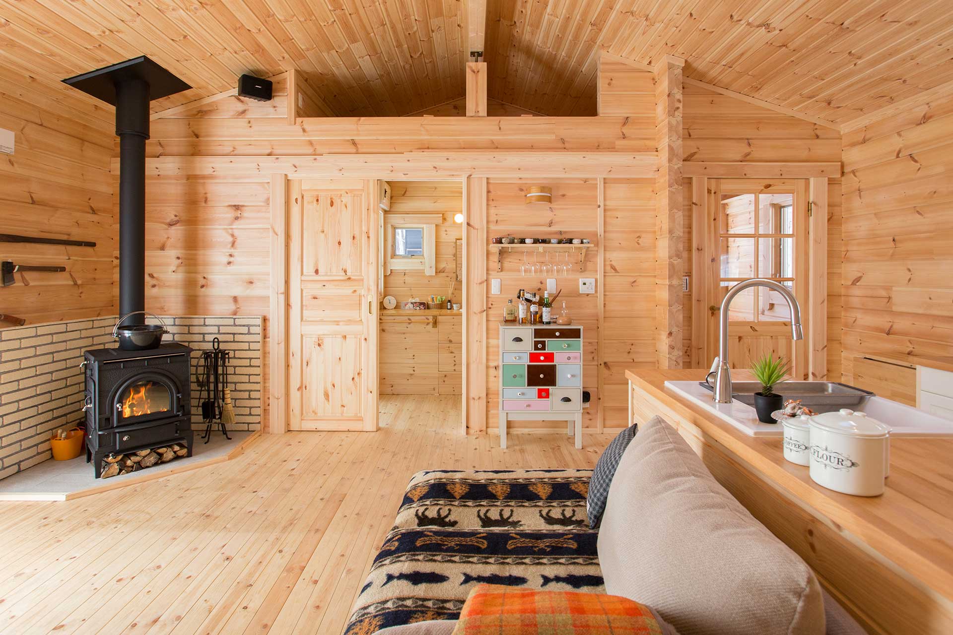 移住して手に入れた平屋ログハウスで庭づくりを楽しむ暮らし ログハウスのTALO