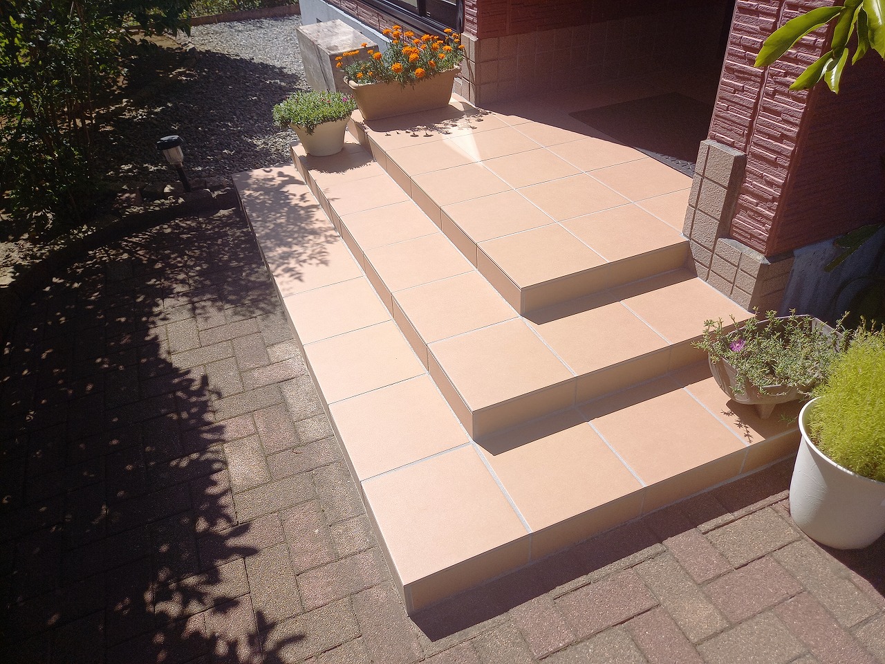 玄関ポーチ施工オシャレなタイルポーチで素敵な玄関アプローチの出来上がりです