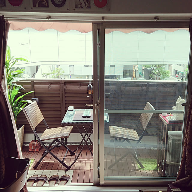 ベランダを寛ぎの場所へ 賃貸マンションのベランダを素敵にリフォームしました。厚めのタイルをジャッキで支えるやり方なので賃貸でも大丈夫。屋外家具とグリーンをコーディネートすればお気に入りの場所がまた増えそうですね gardendesignベランダカフェベランダdiy