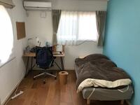 ⠀⠀ 部屋の1面を有孔ボード にして見せる収納にしたおうち。 隠してしまうと自分の持っているものが把握できないとき、ありますよね。そうならない為に、収納は最低限のみで、 自分で工夫して収納を。 壁にはスケートボード や帽子 、 リュック など毎日使うもの