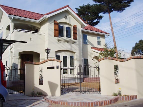 プロバンス風のお庭にはおしゃれなディーズガーデン - 仙台・宮城で外構工事・エクステリア とガーデンをこよなく愛するおしゃれなデザインオフィス株式会社ジーランド