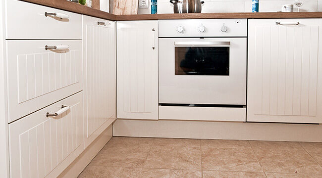 Amazon.co.jp: 萩原 クッションフロア キッチンマット 木目ナチュラル 約60×240cm 水拭きできる 抗菌 防カビ 抗ウイルス 防炎滑り止めシール付き カットOK 日本製 : DIY・工具・ガーデン