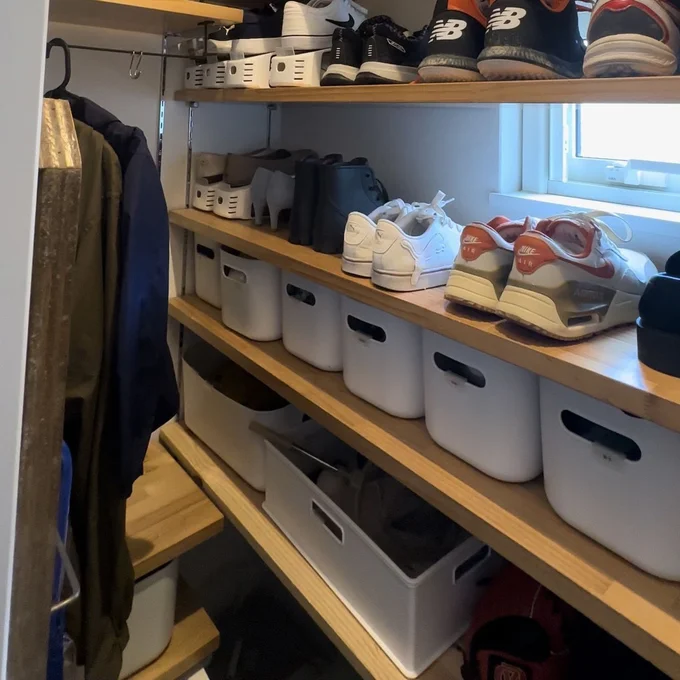 玄関にものがあふれず、掃除をラクにする！シュークローゼットの工夫 - 片づけ収納ドットコム