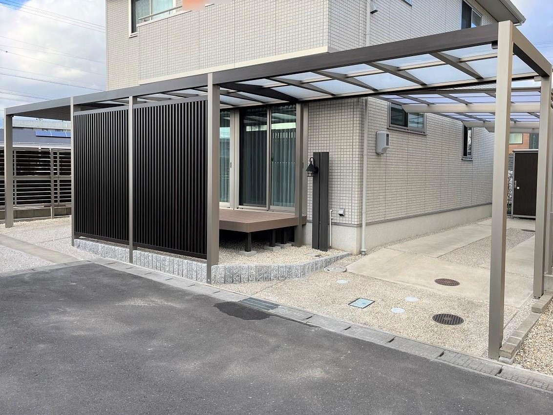 存在感のあるカーポート＆屋根テラスで、快適なお庭廻りを実現 浜松市S.J様邸 2024年施工 浜松東店 - 施工事例 - まろうど