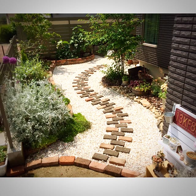 玄関のアプローチには砂利がオススメ！DIYですてきな玄関作りをしよう