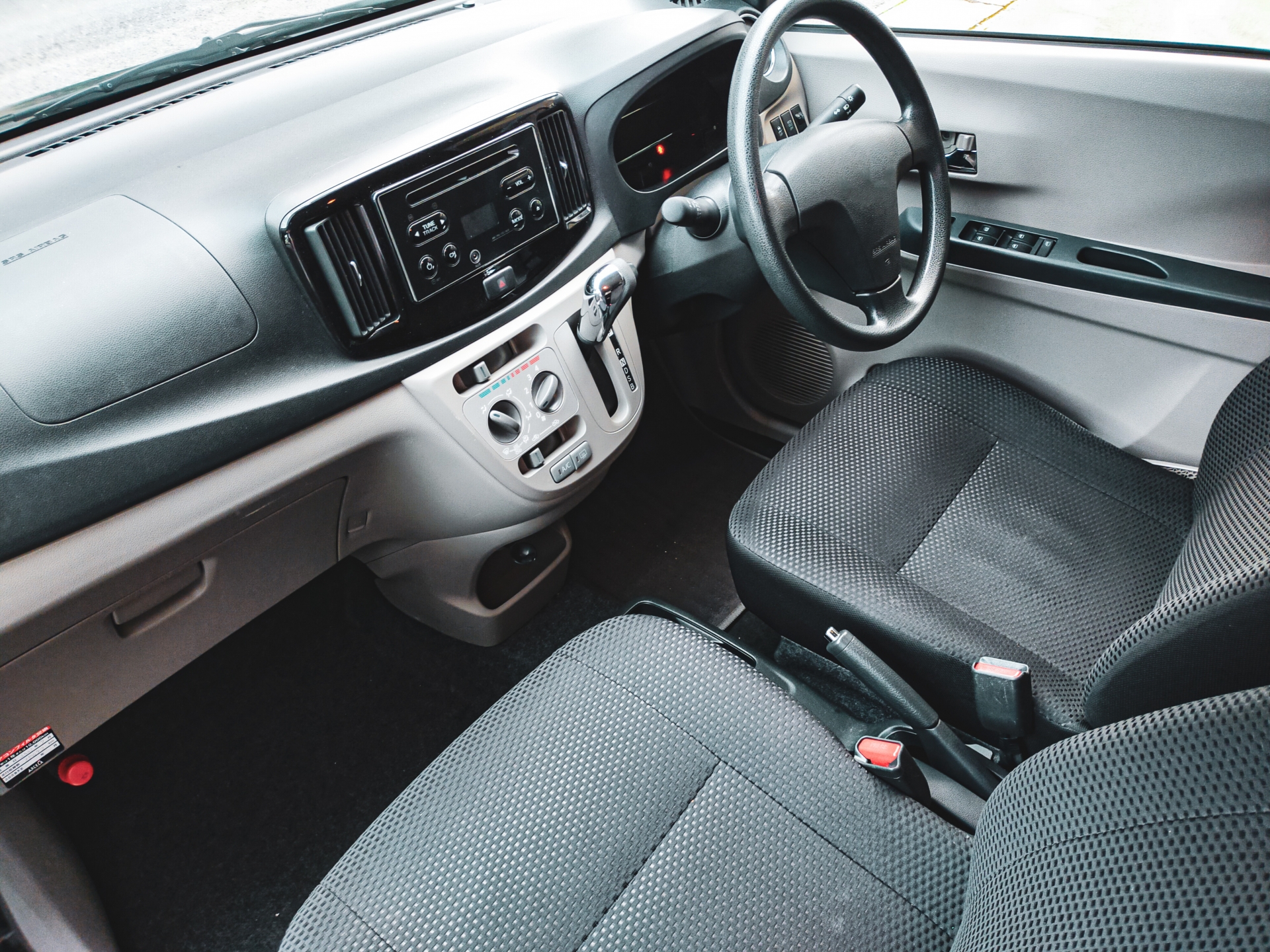 外観なんか乗れば見えん！ 300万円以下で内装がゴージャスなクルマ5選 - 自動車情報誌「ベストカー」