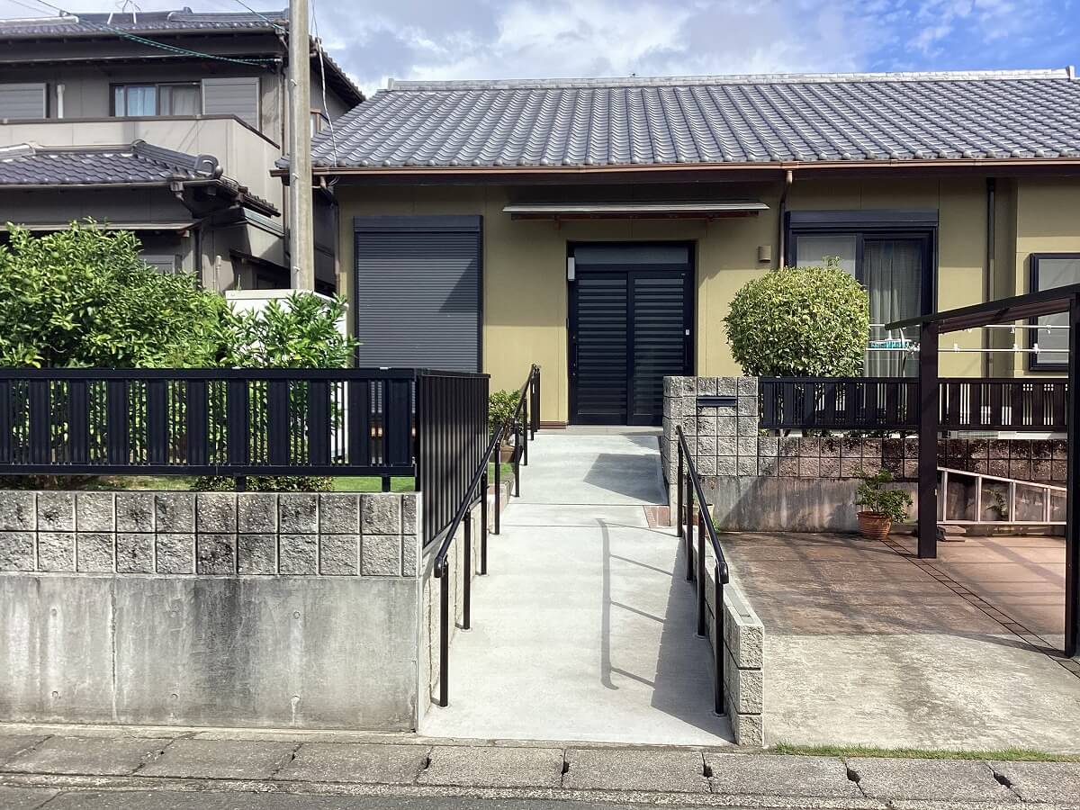 庭の段差を解消する方法・費用を事例付きで解説！スロープやステップなど－リフォームするなら リフォームガイド