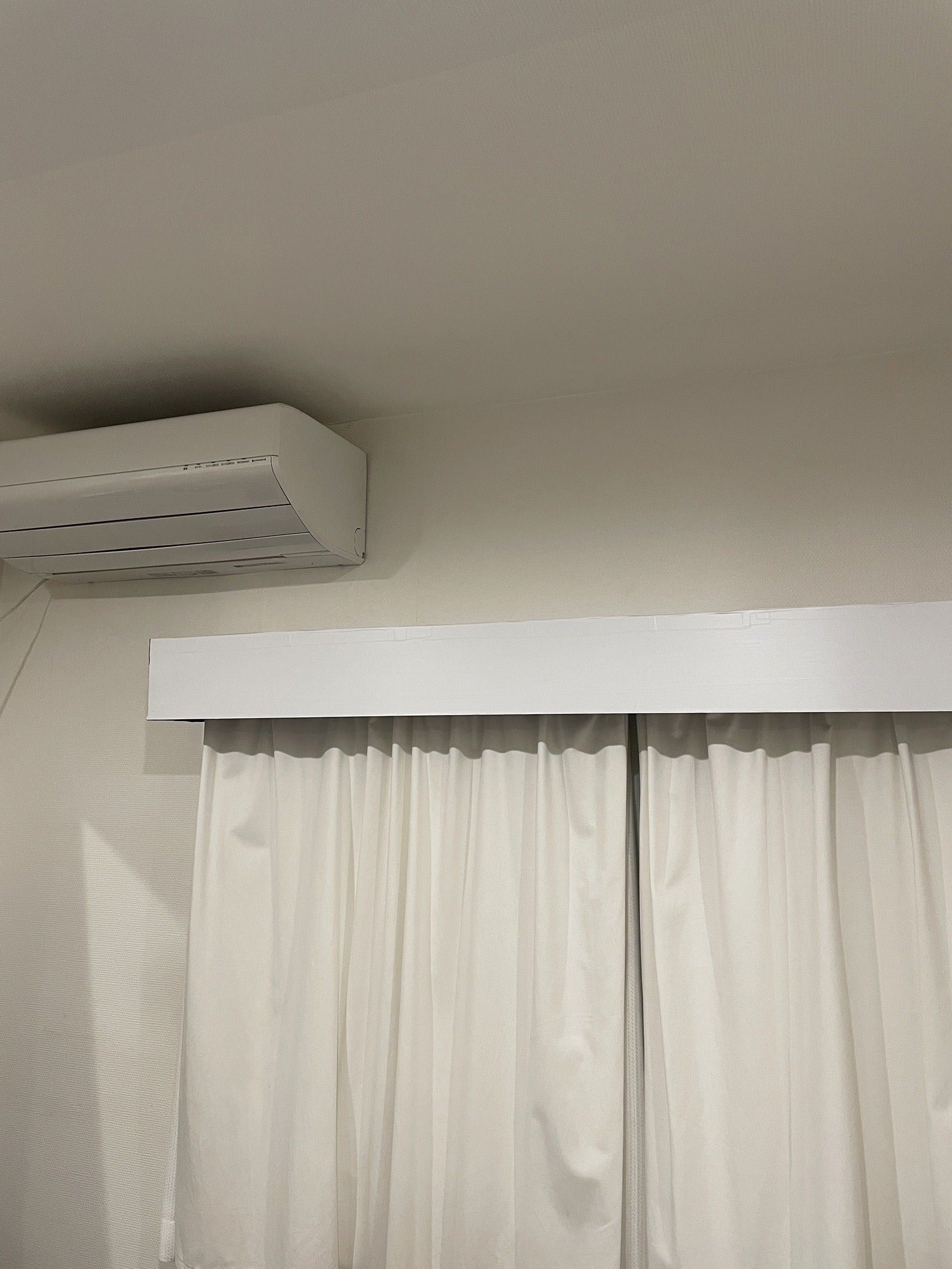 遮光性UP おすすめカーテンレールカバー３選！眩しい光をシャットアウトできる便利なアイテム - ラグ・カーペット通販 びっくりカーペット