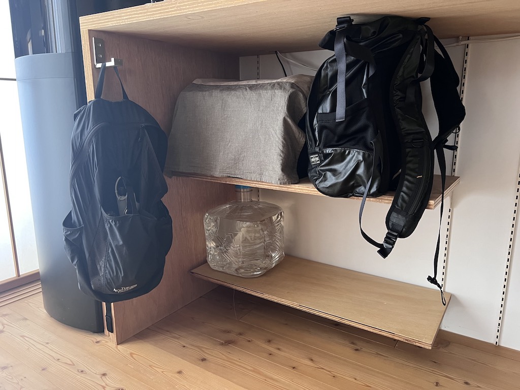 カバン置き場は定位置が大切! 玄関リビングのおしゃれ収納20選