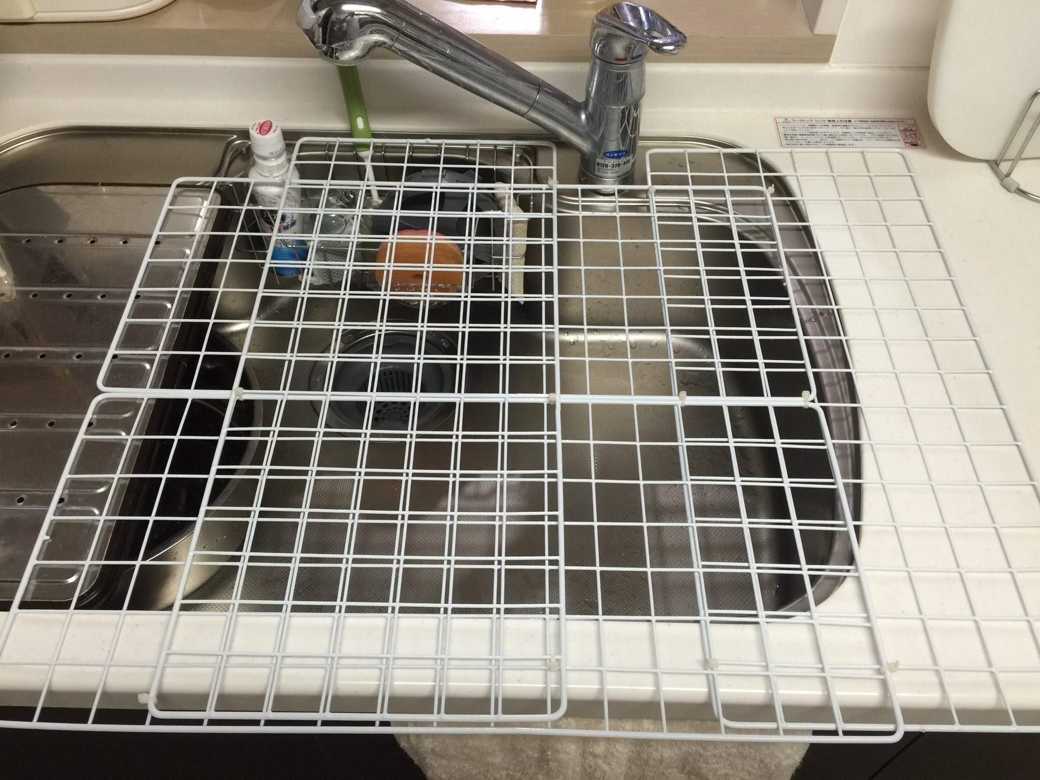 猫 キッチンフェンス オープンキッチン キッチン侵入防止 キッチン安全対策 DIYセイフティフェンス100均DIY簡単catcatvideosdiyforcat