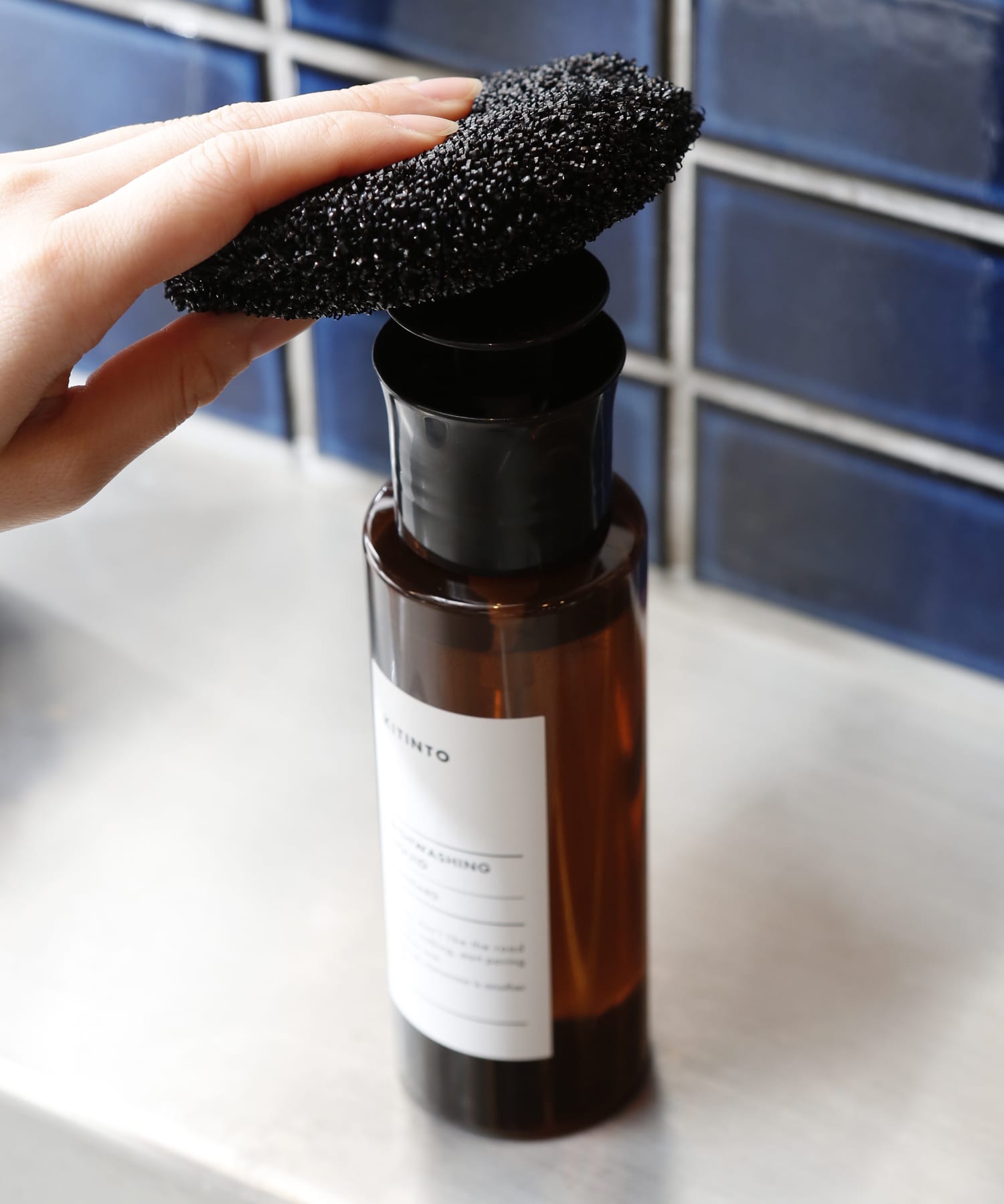 シンプルで可愛らしい食器洗剤容器。 サラサデザイン「スクィーズボトル」に詰め替えました！Masatea Kitchen まさてぃキッチン