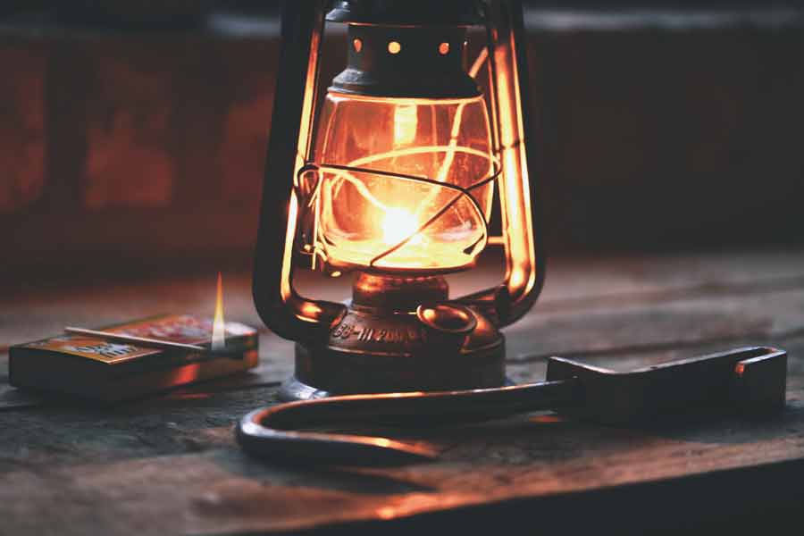 アンティーク好きやランプマニアには堪らない、「オイルランプ」の奥深い魅力とギフト活用
