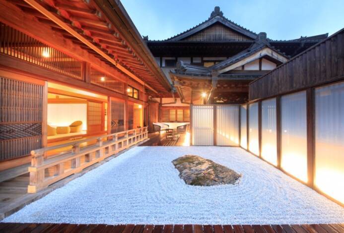 穂波温泉【つるや旅館】日帰りブログ「法隆寺夢殿をイメージした八角風呂！」 - 大露天風呂の日記