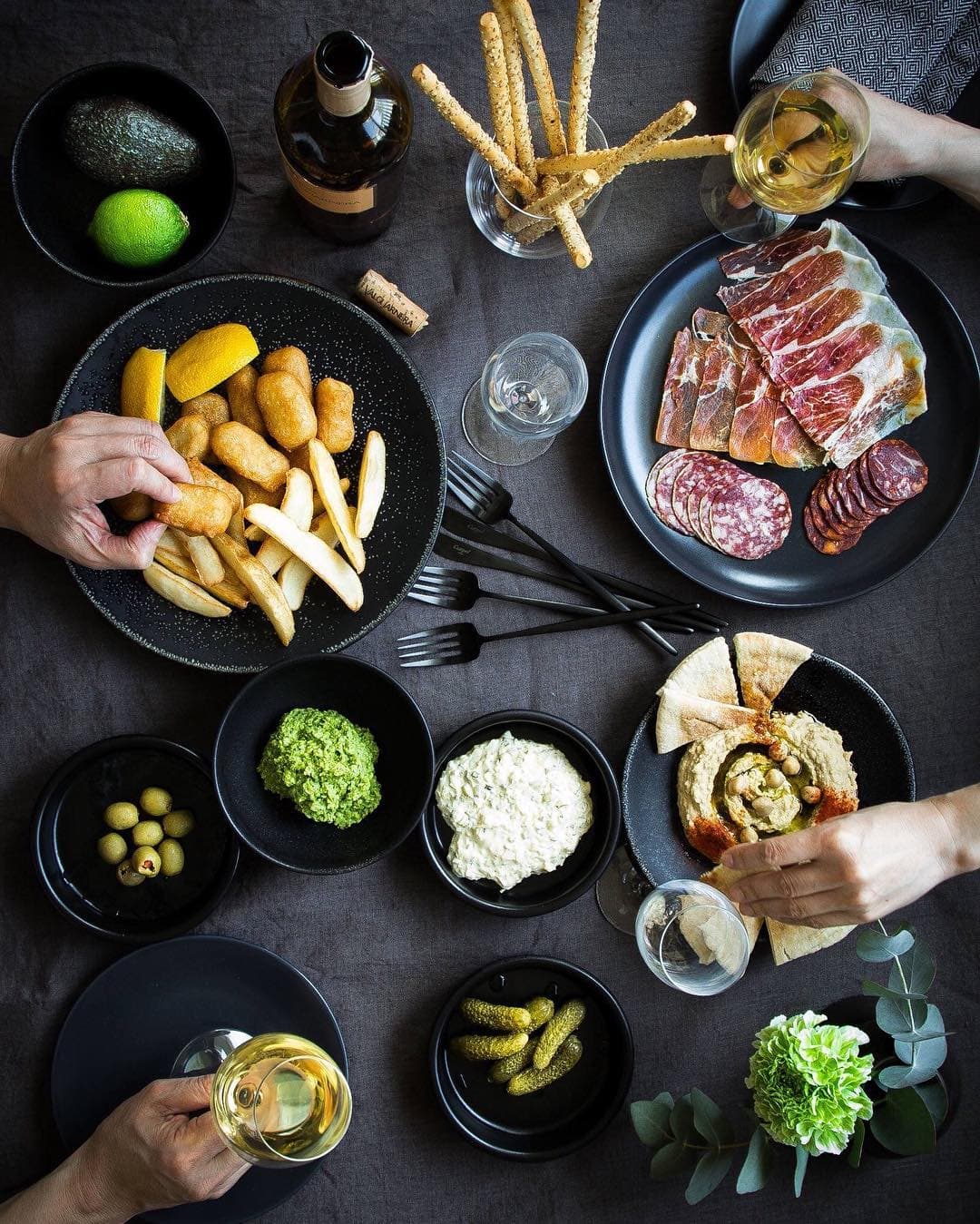 白が苦手なあなたへ：黒い食器で作るシックなテーブルコーディネート – BLACK KITCHEN 8196