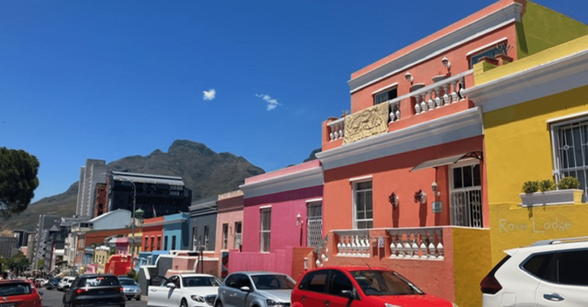 Amazonカラフルな街並みの伝統的な家 ノベルティ 装飾アートプレートパターン セラミックトレイオーナメント ディスプレイスタンド装飾付きスポーツファングッズ