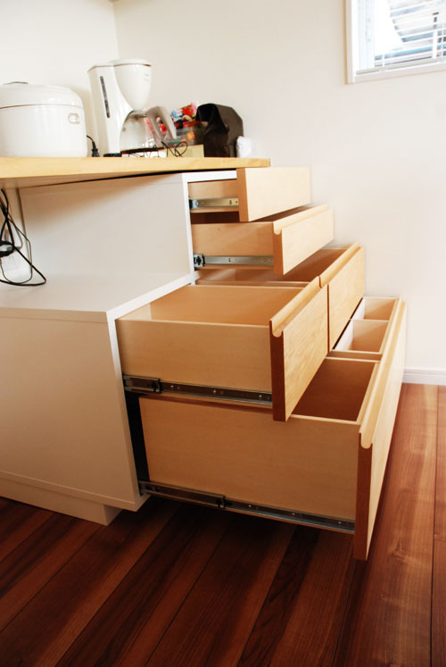 造作家具」と「パモウナの食器棚」との違い家具・インテリアの パモウナ購入前に知っておきたいポイント