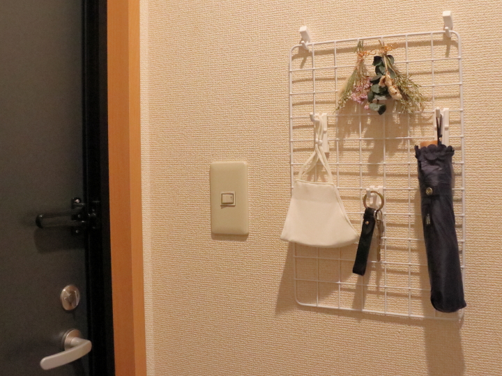 開き戸の収納には、開ければすぐに取り出せる100均のワイヤーネットがおすすめ！ - 片づけ収納ドットコム