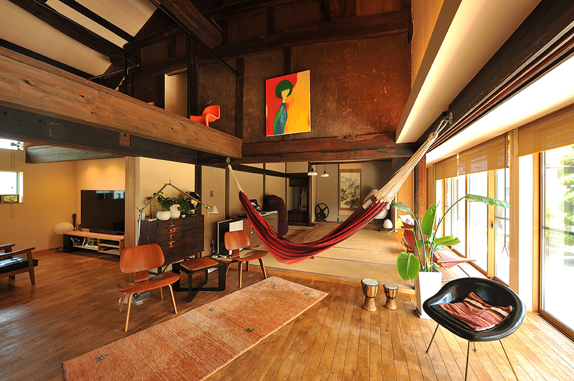 おしゃれな壁が魅力的な明るい空間で、木の温もりを感じられる家具がリラックスできる時間を提供するリビング - 事例写真「タモの綺麗な木目と和のヒュッゲ インテリア」注文住宅のハウスネットギャラリ