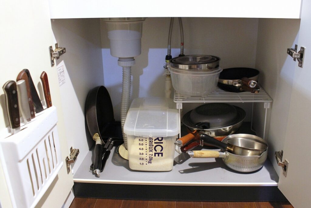 フライパンの収納アイデア26選！定期的な収納の見直しをして暮らしやすく、家事も時短しよう！サンキュ