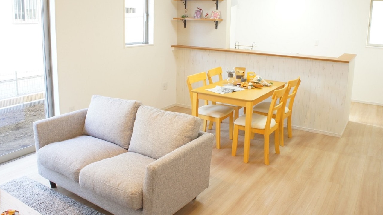 10畳・壁付けキッチンのLDK、収納と間仕切りを考えた家具のレイアウト - RE -アールイ