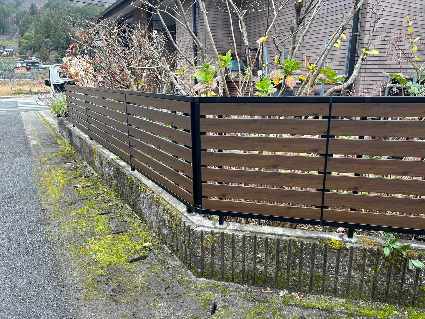 木目がおしゃれな人工木フェンス施工例一宮・稲沢のエクステリアはアオキ開発