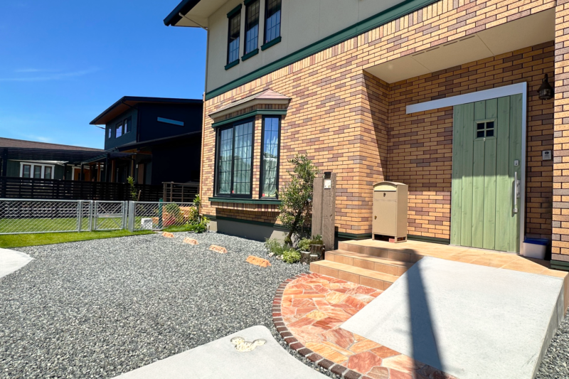 ミッキーを探すのが楽しみなセミクローズ新築外構No.19413新築外構一式の施工例外構工事のガーデンプラス