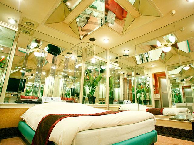 鏡張り事例壁一面に鏡を貼り付けても安かった！口コミ評価No.1の当店にお任せくださいガラス鏡のよろずリフォーム