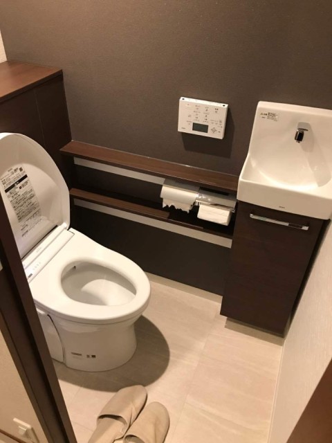黒基調のシックで大人なトイレ空間トイレリフォーム市場