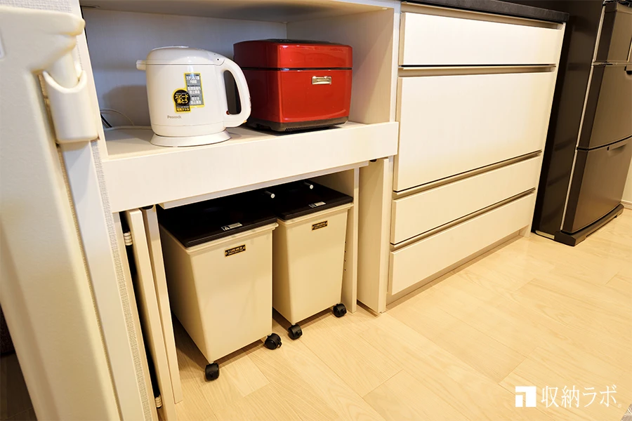 ゴミ箱収納もできるキッチンカウンター。カフェのようなおしゃれなデザイン