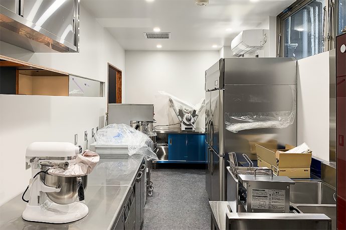 📌 厨房設計の落とし穴収納編, 🍴飲食店を開業したあとに , 「お皿や調理器具を置く場所がない」, 「追加で棚をつけたい」,「もっと収納を作ればよかった」, そんな声、実はとても多いんです。, 今回は、7.9坪のイタリアン「Flamingo」での実例をもとに,“収納”をどう確保したかを紹介します。, ーーーー, 🔍 収納不足が起きやすい理由, ・厨房スペースが狭くて収納場所がない,