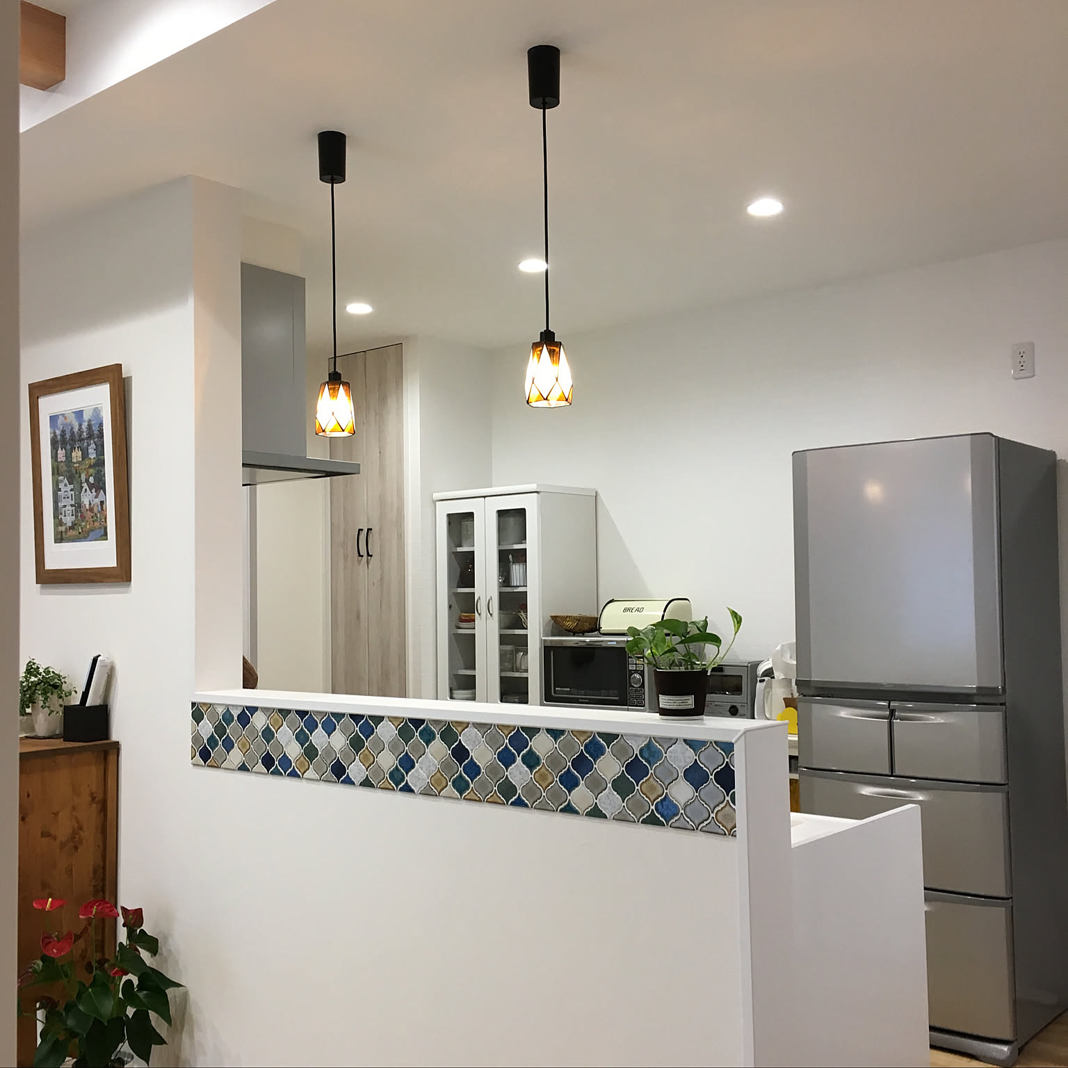 玄関を入ると、すぐにリビングダイニング。キッチン横の通路は洗面室と脱衣室につながっている くふうイエタテ