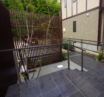 旗竿地の明るくのびやかなアプローチ：施工事例：横浜の外構工事 風知蒼