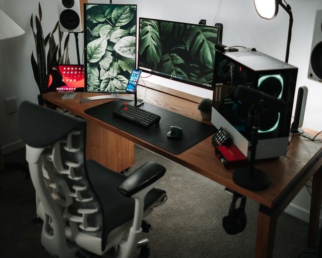 ゲーマー女子のゲーミングPCのデスク周りアイテム20選 かわいいゲーム部屋