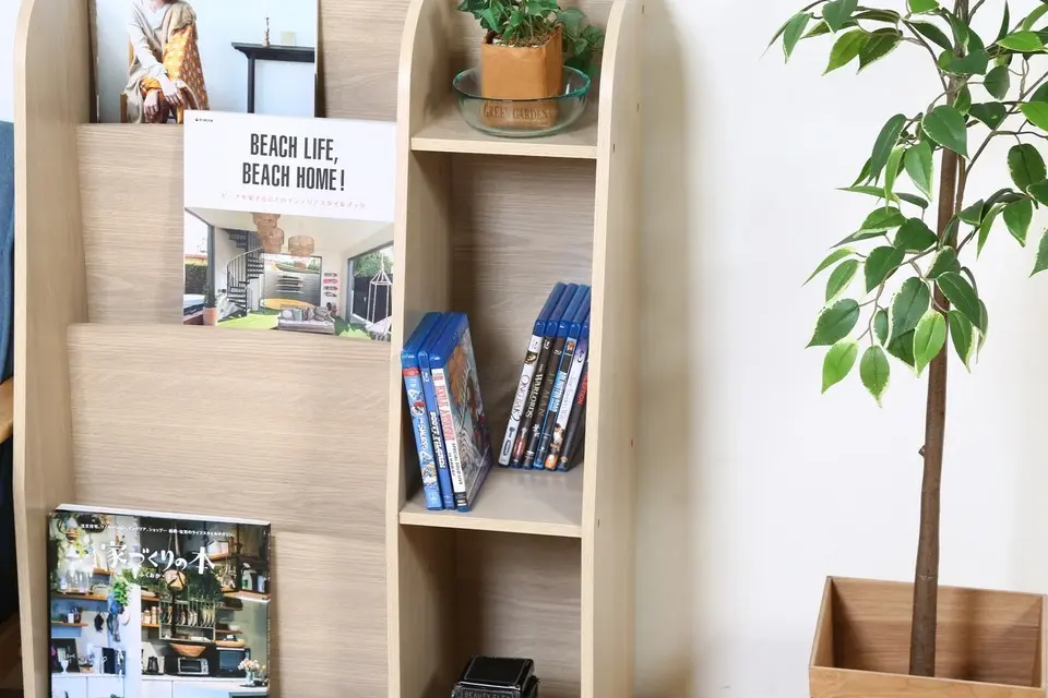 ラック ホワイトウォッシュ THU2101579200 インテリア 寝具 収納 収納家具 本棚 カラーボックス オープンラック 耐久性 利便性シンプル 機能性 フラワースタンド お洒落デザイン 多様性 整理棚 リビング家具 オープンラック 収納棚 ラック 4段 収納ボックス付き