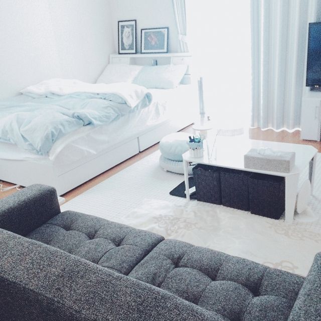 グレーと水色の部屋がかわいい！おしゃれで真似したいインテリア実例 =========================== 洗練された大人の印象を受ける グレーの部屋🦋 どんな部屋にも合うグレーは、青や水色といった寒色インテリアとのコーディネートも人気です✨ グレーですっきりと整った