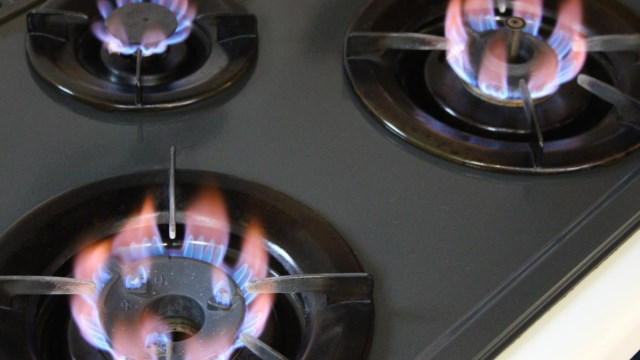 炎の色はなぜ変わるの？ 空気の量や金属が関係するんだ - 日本経済新聞