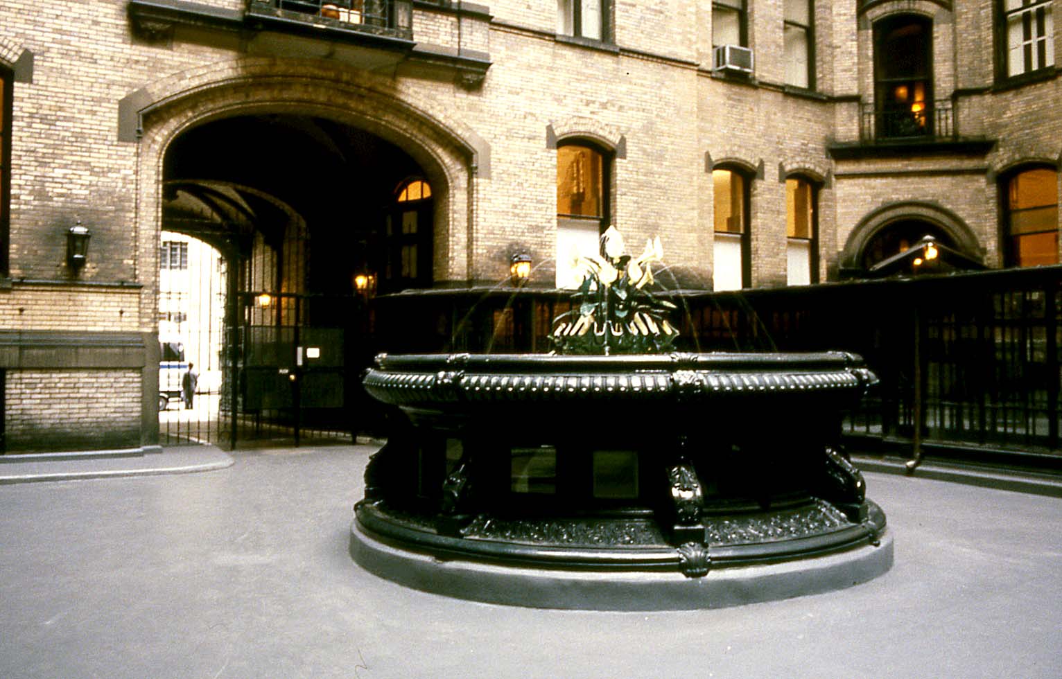 オノ・ヨーコとダコタ・ハウス─ニューヨークにかけられた50年間の魔法クーリエ・ジャポン