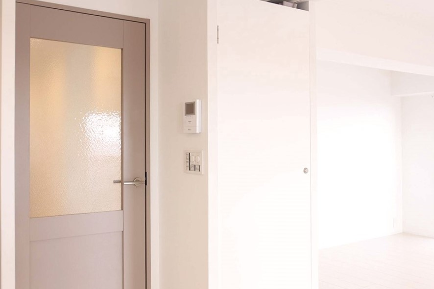 内装リフォーム - 廊下の角に物入れ収納及び廊下間仕切りドア