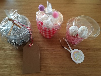 ❦ラッピング スノーボールクッキーを久しぶりに焼いたのでお裾分け用にラッピング🎁 今回は全てDAISOで購入したものでやってみた✨マフィン型にクッキー詰めて、袋に入れて、タグで留めただけ！ タグじゃなくてリボンでもかわいいと思う🎀 もう一個はテトララッピング