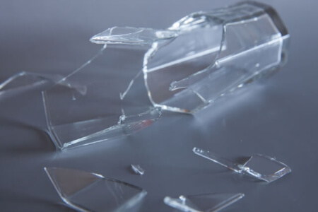 割れたガラスや食器などの片付け方！～正しい掃除法とゴミ分別法～最短10分で到着、約15分で解決！ガラス屋さんのガラス交換！ガラス修理お助け隊