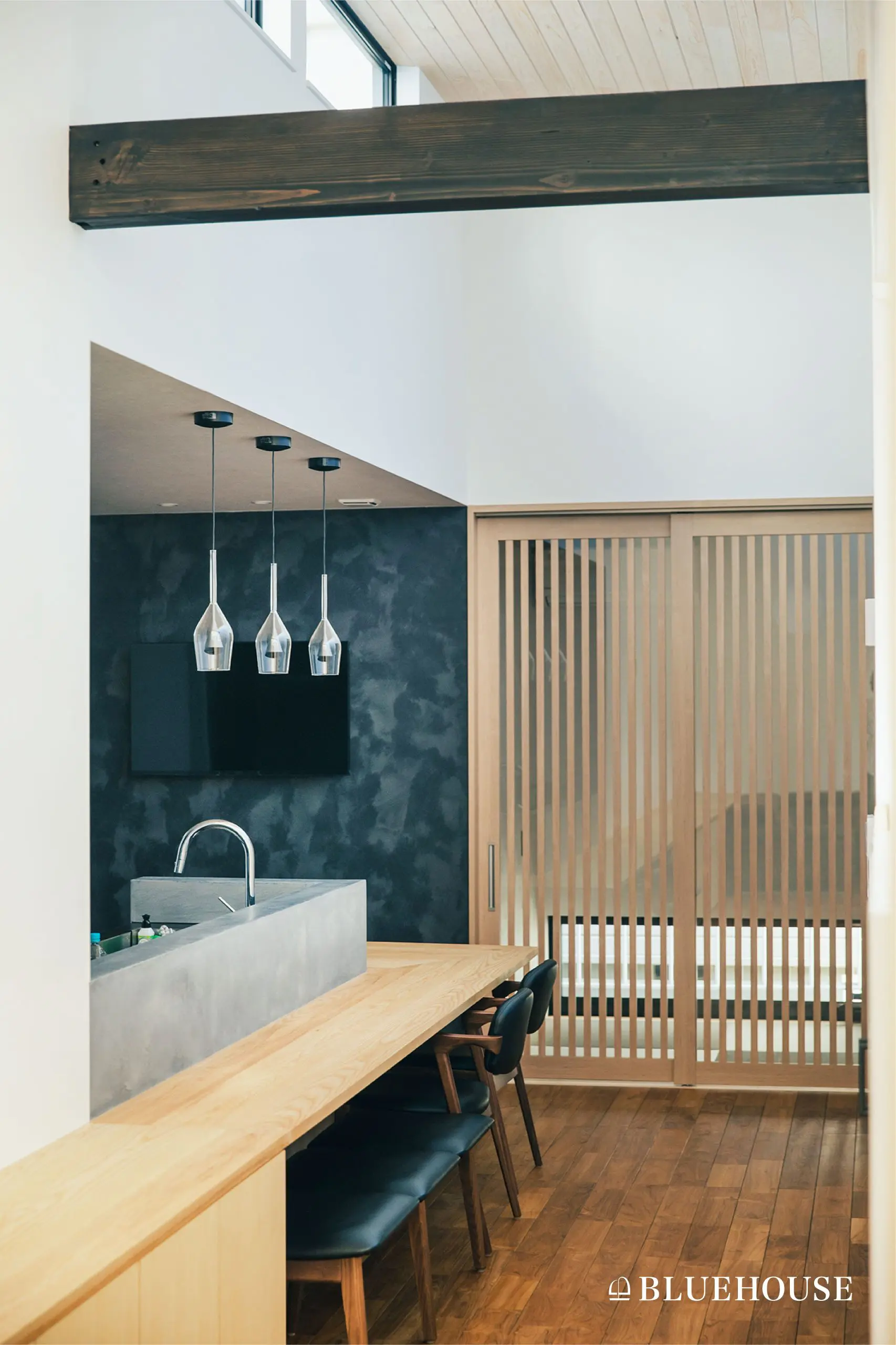 100円グッズ2つで解決。「小窓」につける目隠しカーテンの裏ワザESSEonline エッセ オンライン