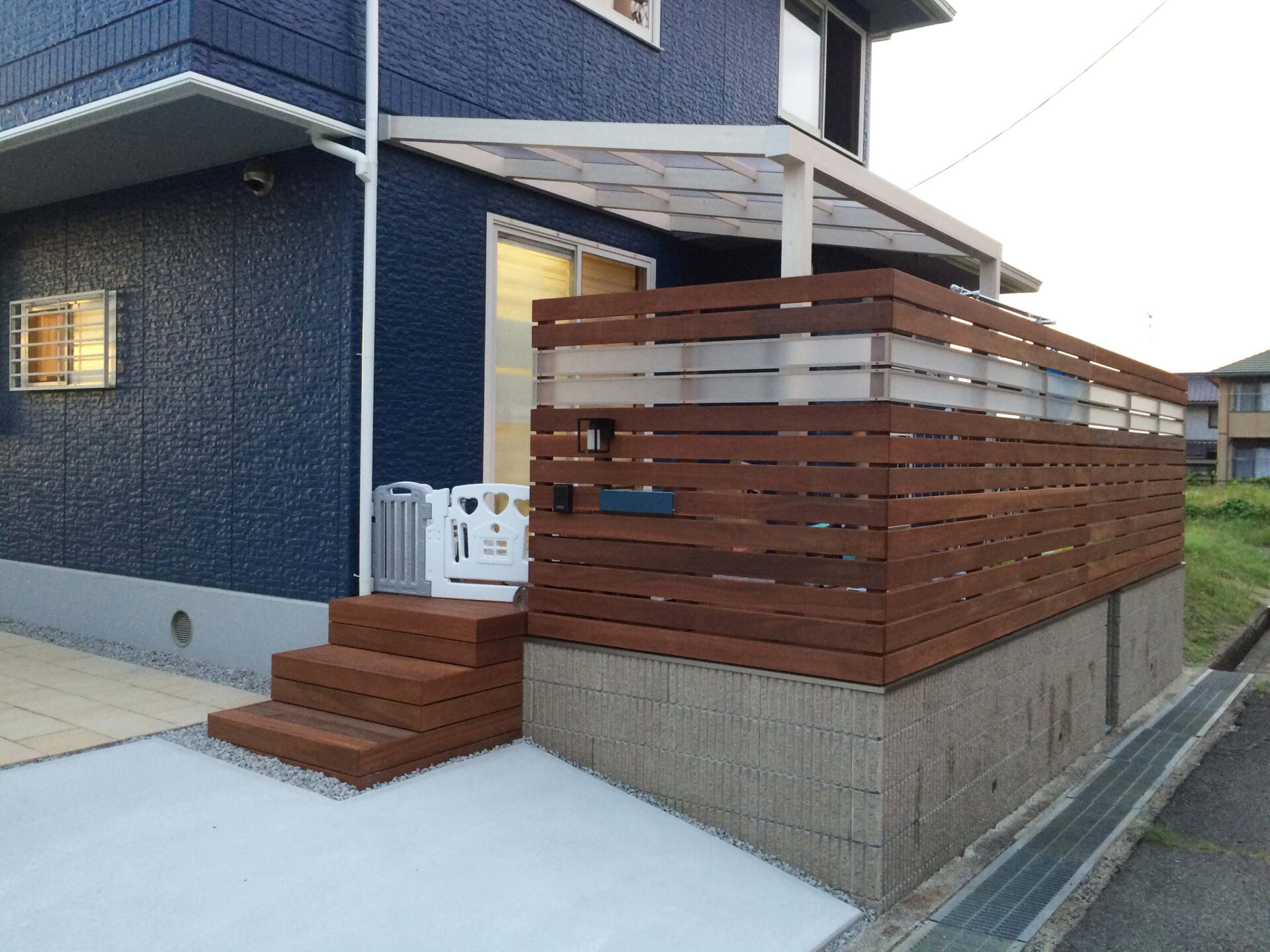 ウッドデッキ+目隠しフェンス マイティウッドシリーズ :６３万円の施工事例デザインガーデン埼玉県伊奈町