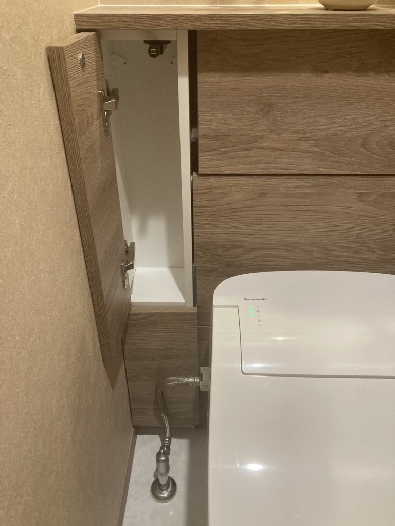 トイレ グレーばっかりのトイレです。 オプションは、背面収納とリモコンを変えました。ペーパーホルダーは、楽天で！一畳分なので中には手洗いを作らず。出てすぐに洗面があります。 うちは廊下を作らないように動線を考えました。平屋は値段が高くなるイメージが